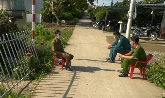 Lực lượng chức năng kiểm soát chặt đường ra, vào nhà của bệnh nhân tại xã Vĩnh Mỹ A, huyện Hòa Bình, tỉnh Bạc Liêu. Ảnh: Nhật Hồ