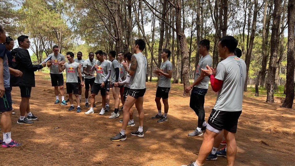 Huấn luyện viên Kiatisak đổi địa điểm tập luyện cho các cầu thủ Hoàng Anh Gia Lai. Ảnh: Hoàng Anh Gia Lai. Huấn luyện viên Kiatisak đổi địa điểm tập luyện cho các cầu thủ Hoàng Anh Gia Lai. Ảnh: Hoàng Anh Gia Lai.