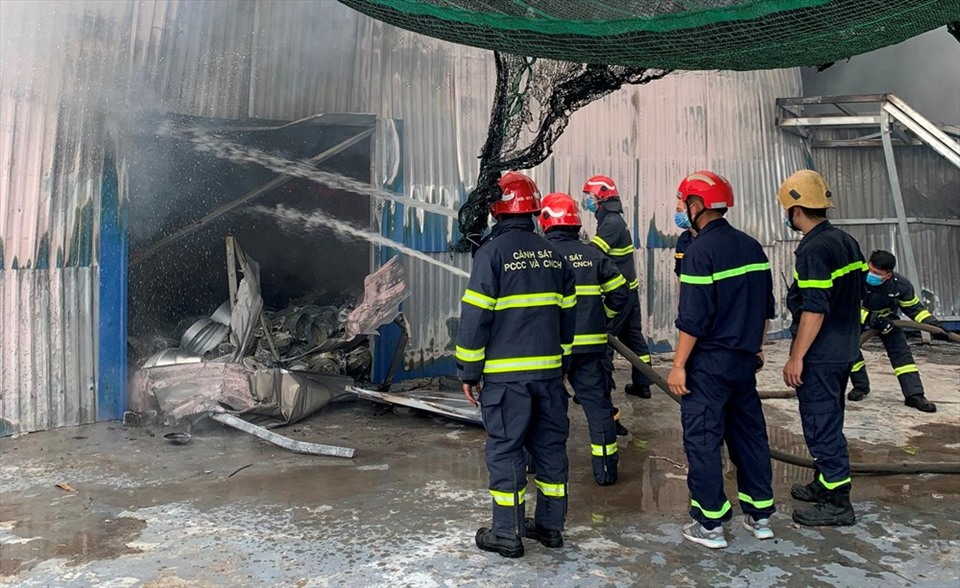 Lực lượng chức năng TP.Hải Phòng khống chế đám cháy tại Công ty CP thiết bị điện Vinshine. Ảnh Công an TP.Hải Phòng