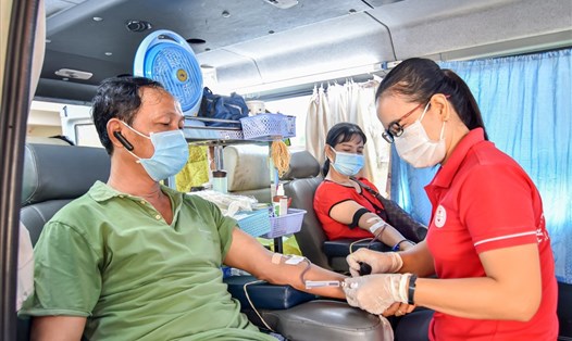 Đoàn viên công đoàn, CNVCLĐ Quận Tân Bình hiến máu tình nguyện. Ảnh Đức Long