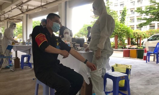 Tiêm vaccine COVID-19 tại Công ty TNHH Fuhong Precision Component Bắc Giang - một trong 8 doanh nghiệp được phép hoạt động trở lại. Ảnh: A.Tú.
