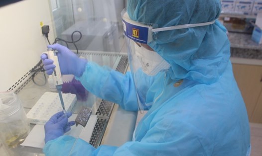 Phòng xét nghiệm của Trung tâm Kiểm soát bệnh tật tỉnh Quảng Trị
đủ năng lực thực hiện xét nghiệm khẳng định SARS-CoV-2. Ảnh: Bội Nhiên.