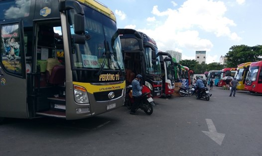 Nhiều xe khách tại bến xe Miền Đông (quận Bình Thạnh) vắng khách vì dịch COVID-19.  Ảnh: Minh Quân