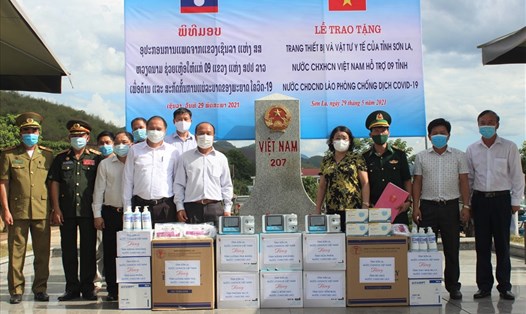 Tỉnh Sơn La trao tặng trang thiết bị và vật tư y tế hỗ trợ công tác phòng chống dịch COVID-19 cho các tỉnh nước CHDCND Lào. Ảnh: Mạnh Hùng