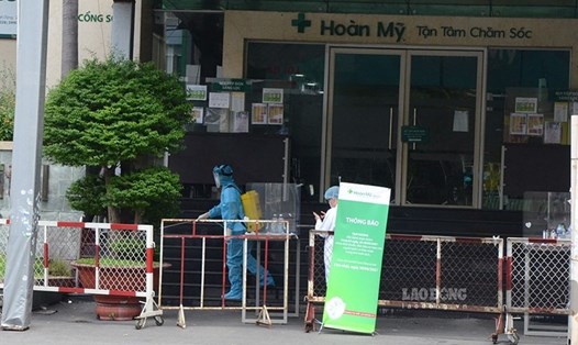 Công tác phun khử khuẩn tại Bệnh viện Đa khoa Hoàn Mỹ Sài Gòn sáng 28.5. Ảnh: Huyên Nguyễn