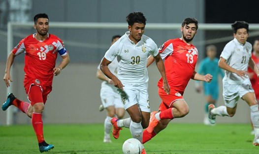 Tiền đạo Suphanat (áo trắng) khi cả 2 bàn cho tuyển Thái Lan ở trận hòa Tajikistan 2-2. Ảnh: LĐBĐ Thái Lan.
