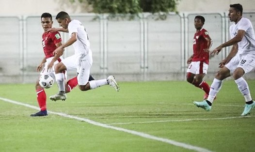 Tuyển Indonesia (áo đỏ) thi đấu quả cảm nhưng không tránh được việc thua Oman 1-3. Ảnh: PSSI.
