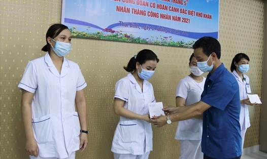 Lãnh đạo công đoàn ngành Y tế động viên trao quà cho đoàn viên tại bệnh viện đa khoa Lâm Hoa Thái Bình. Ảnh Bá Mạnh