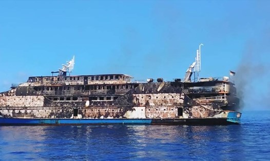 Chiếc tàu của Indonesia bị cháy rụi. Ảnh: AFP