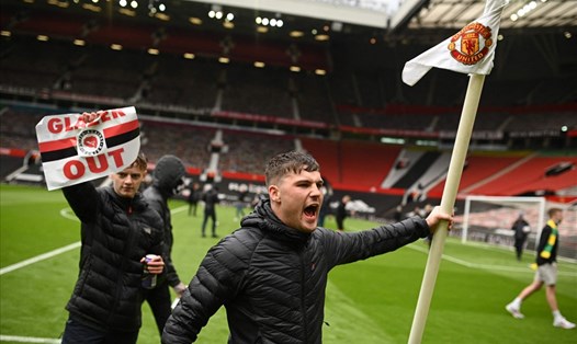 Cổ động viên Man United tràn vào sân Old Trafford thể hiện sự phản đối mạnh mẽ với gia đình Glazer. Ảnh: AFP