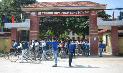 Trường THPT Phạm Công Bình, nơi có thầy giáo là F1 sau khi chở một người mắc COVID-19. Ảnh minh họa: Ngọc Lâm