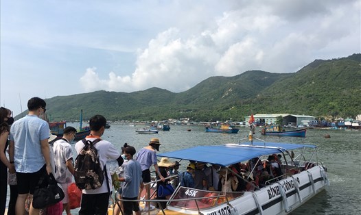 Du khách đến Khánh Hòa du lịch dịp lễ 30.4 và 1.5 khá đông, tiềm ẩn nguy cơ xuất hiện ca bệnh trong cộng đồng. Ảnh: T.V