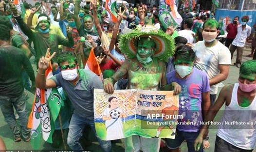 Những người ủng hộ Đảng Quốc đại Trinamool tụ tập ăn mừng bất chấp đại dịch COVID-19 đang bùng nổ mạnh mẽ ở Ấn Độ. Ảnh: AFP