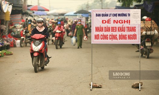 Tỉnh Điện Biên đã yêu cầu dừng các hoạt động tâp trung đông người không cần thiết; bắt buộc đeo khẩu trang khi ra đường và nơi công cộng. Ảnh: TC.