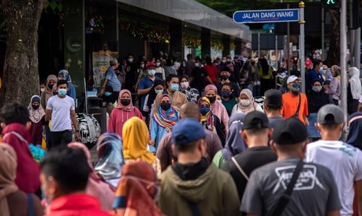 Những người đeo khẩu trang đi bộ trên đường phố ở Kuala Lumpur, Malaysia trong bối cảnh đại dịch COVID-19, ngày 2.5.2021. Ảnh: Tân hoa xã