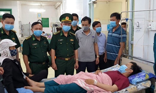 Lãnh đạo Biên phòng Quảng Trị và UBND thị trấn Lao Bảo thăm chiến sĩ bị rắn cắn khi đang đi tuần phòng dịch COVID-19. Ảnh: CTV.