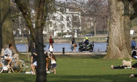 Cảnh sát tuần tra trên con đường ở thành phố Hamburg, Đức trong bối cảnh làn sóng COVID-19 lần 3 ở nước này. Ảnh: AFP