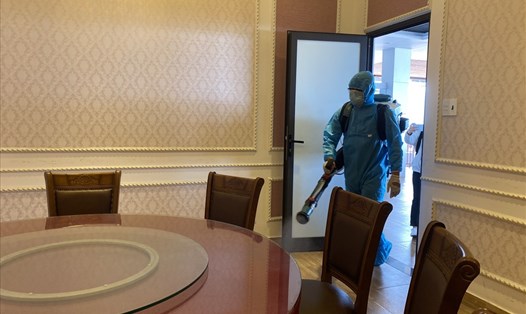 Đà Nẵng phun khử khuẩn loạt khách sạn nơi ca COVID-19 người Trung Quốc ở. Ảnh: Hữu Long