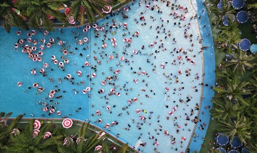 Cả nghìn người đổ xô tới tham quan, bơi lội tại công viên nước Đầm Sen do Phóng viên Báo Lao Động chụp trong ngày 1.5.