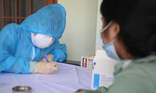 Cán bộ y tế tại Quảng Trị thực hiện các thủ tục lấy mẫu xét nghiệm COVID-19. Ảnh: Hưng Thơ.