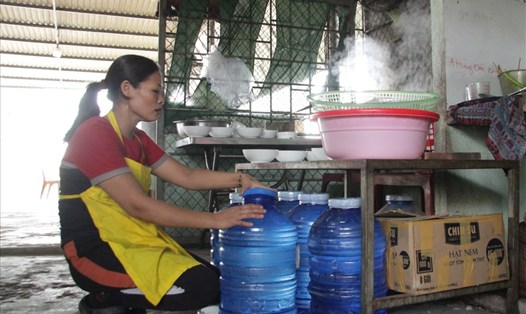 Nguồn nước bị nhiễm mặn, người dân phải mua nước đóng chai về sử dụng. Ảnh: Thanh Chung
