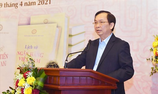Phó Thống đốc thường trực NHNN Việt Nam Đào Minh Tú phát biểu tại buổi lễ ra mắt 2 cuốn sách. Ảnh: SBV