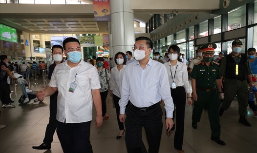 Chủ tịch UBND thành phố Hà Nội Chu Ngọc Anh kiểm tra công tác phòng, chống dịch COVID-19 tại Cảng hàng không quốc tế Nội Bài. Ảnh: Tùng Giang