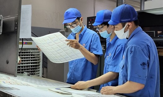 Công nhân Công ty Cổ phần in số 7 (quận Bình Tân, TPHCM) thực hiện nghiêm việc đeo khẩu trang trong xưởng sản xuất để góp phần phòng chống dịch COVID-19. Ảnh: Nam Dương