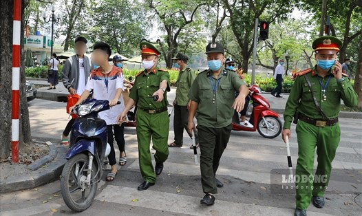 Quận Hoàn Kiếm ra quân xử phạt 134 trường hợp không đeo khẩu trang nơi công cộng. Ảnh: Tô Thế