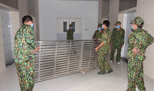 Lực lượng quân đội thuộc Bộ CHQS tỉnh Hà Nam tiến hành lắp đặt giường tại Bệnh viện dã chiến - Bệnh viện Bạch Mai cơ sở 2 ở Phủ Lý, Hà Nam. Ảnh: CTV.