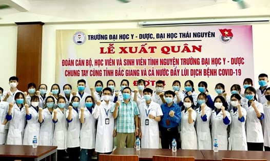 Lễ xuất quân của cán bộ, học viên và sinh viên tình nguyện của Trường Đại học Y dược, Đại học Thái Nguyên tham gia chống dịch COVID-19. Ảnh CĐGD VN cung cấp.