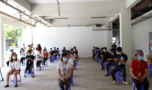 Công nhân trên địa bàn tỉnh Bắc Giang ngồi chờ tiêm vaccine COVID-19. Trong ngày 27.5, đã có 300 công nhân làm việc trong các KCN tại Bắc Giang được tiêm vaccine COVID-19. Ảnh: PV.