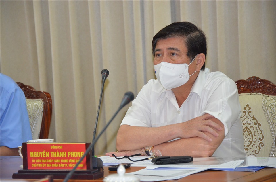 Chủ  tịch  UBND TPHCM  Nguyễn Thành Phong chủ trì cuộc họp sáng 30.5. Ảnh: Hoài  Anh