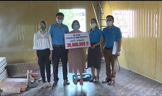 LĐLĐ huyện Mộc Châu trao hỗ trợ nhà Mái ấm cho đoàn viên khó khăn.