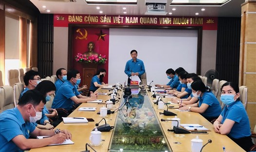 LĐLĐ TP.Hải Phòng sẽ hỗ trợ LĐLĐ các tỉnh Bắc Giang, Bắc Ninh mỗi đơn vị 200 triệu đồng để chăm lo cho người lao động bị ảnh hưởng bởi dịch COVID-19. Ảnh: BTG