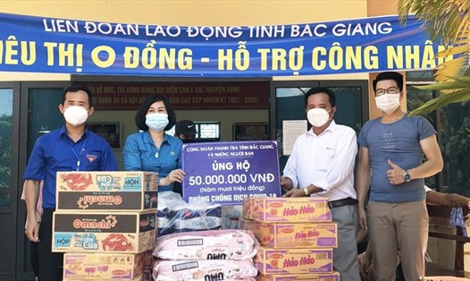 Công đoàn Viên chức tỉnh trao hỗ trợ tới "Siêu thị 0 đồng" tại xã Tăng Tiến, huyện Việt Yên. Ảnh: Nguyễn Thị Yến