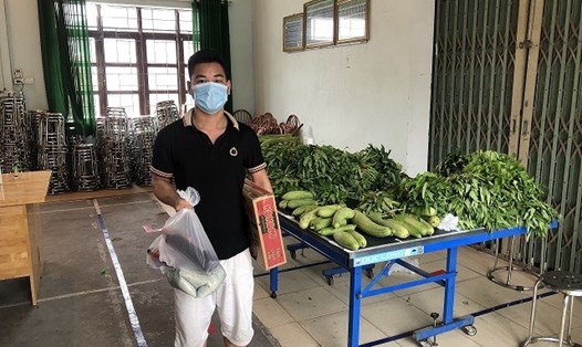 Công nhân lao động đến nhận nhu yếu phẩm tại "Siêu thị 0 đồng". Ảnh: LĐLĐ tỉnh Bắc Giang