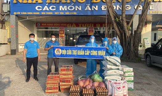 “Đội cứu trợ khẩn cấp” của Công đoàn các Khu Công nghiệp tỉnh Bắc Giang chuẩn bị vào xã Vân Trung để hỗ trợ CNLĐ, người dân. Ảnh: CĐBG