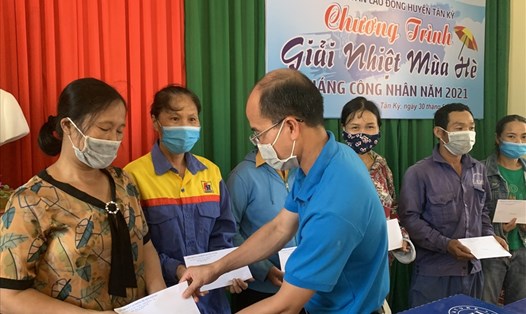 Chủ tịch LĐLĐ huyện Tân Kỳ (Nghệ An) tặng quà cho công nhân lao động. Ảnh: Thanh Mai