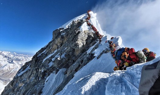 Dòng người leo núi Everest. Ảnh: AFP