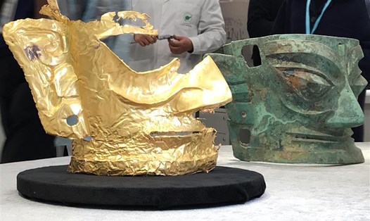Mặt nạ vàng khai quật ở di chỉ khảo cổ Trung Quốc Tam Tinh Đôi. Ảnh: Xinhua