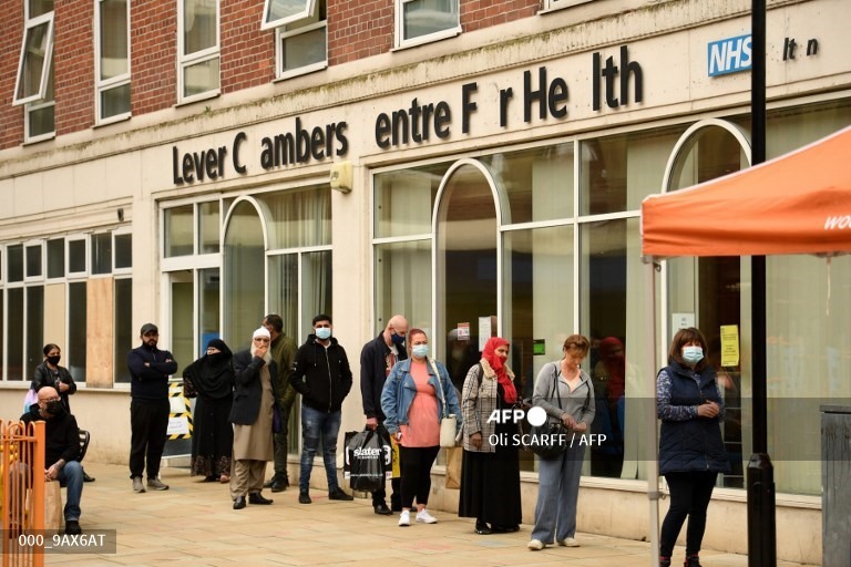 Hơn 50% người Anh trong độ tuổi 30 được tiêm ít nhất một mũi vaccine COVID-19 chỉ sau 2 tuần triển khai chương trình tiêm chủng. Ảnh: AFP