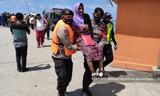Hoạt động giải cứu người bị nạn trên con tàu KM Karya Indah của Indonesia, hiện vẫn còn 1 người đang mất tích. Ảnh: AFP