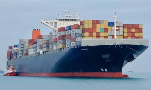 Tàu Maersk Emerald mắc kẹt ở kênh đào Suez trong vài tiếng hôm 28.5. Ảnh: Marine Traffic