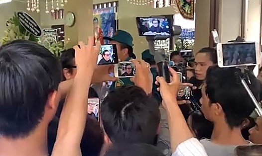 Một góc "đội quân livestream" tại đám tang cố nghệ sĩ Anh Vũ (ảnh cắt từ clip).