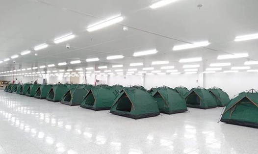 Các lều cá nhân phục vụ việc lưu trú cho công nhân, người lao động tại công ty TNHH Wisol Hà Nội (KCN Vsip). Ảnh: Hồng Hạnh