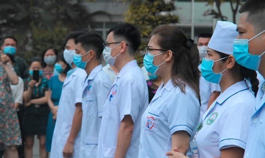 Đoàn Y tế tỉnh Lào Cai lên đường hỗ trợ tỉnh Bắc Giang chống dịch sáng 28.5. Ảnh: V.Đ