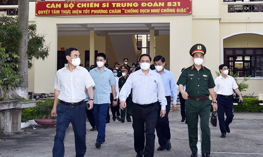 Thủ tướng Chính phủ Phạm Minh Chính  và đoàn công tác đã tới thăm, động viên cán bộ, chiến sĩ và các lực lượng đang làm nhiệm vụ tại Trung đoàn 831 - Bộ Chỉ huy quân sự tỉnh Bắc Giang. Ảnh: VGP