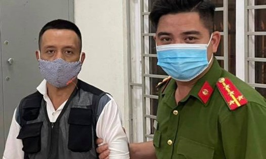 Nghi phạm trốn truy nã Nguyễn Văn Sáng (trái) bị công an xã Kim Chung, huyện Đông Anh, Hà Nội bắt giữ. Ảnh: CACC.