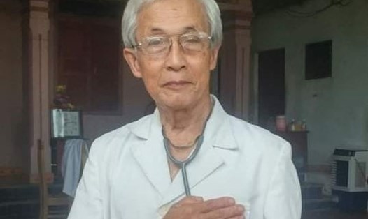 Bác sỹ Nguyễn Văn Trang (78 tuổi, trú tại TT.Thanh Chương, Nghệ An) viết đơn tình nguyện tham gia phòng, chống dịch COVID-19 nơi tâm dịch Bắc Giang. Ảnh: PV